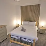Casa de Férias Spacious 3- Berdroom House With Free Parking And Garden