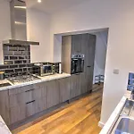 Spacious 3- Berdroom House With Free Parking And Garden Бристоль