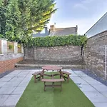 Spacious 3- Berdroom House With Free Parking And Garden Дом отдыха