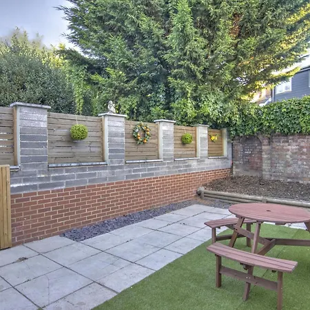 Modern Family & Contractor - Free Parking - Garden - Sleeps 6 - Fast Wifi -