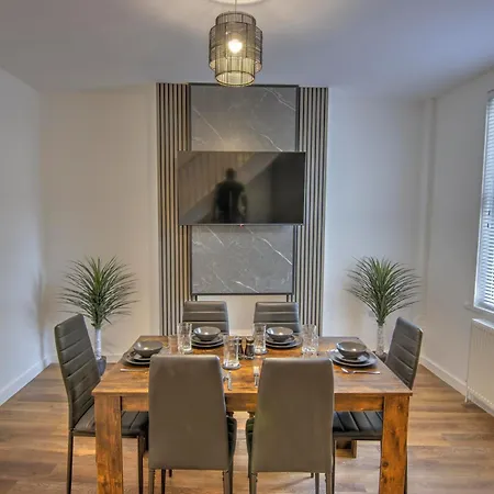 Modern Family & Contractor - Free Parking - Garden - Sleeps 6 - Fast Wifi - Nyaraló