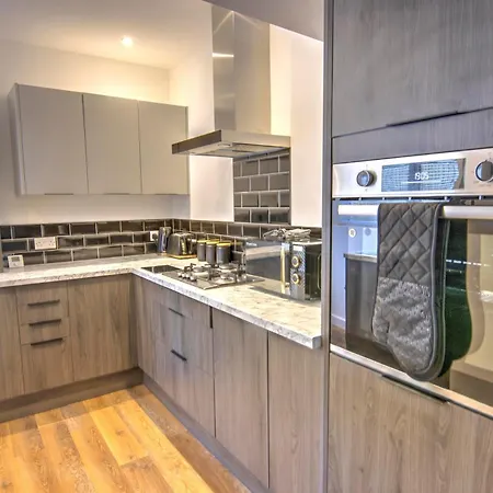 Modern Family & Contractor - Free Parking - Garden - Sleeps 6 - Fast Wifi - *