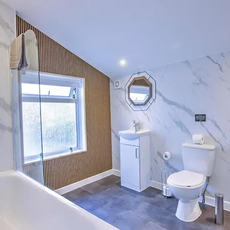 Modern Family & Contractor - Free Parking - Garden - Sleeps 6 - Fast Wifi - Nyaraló *