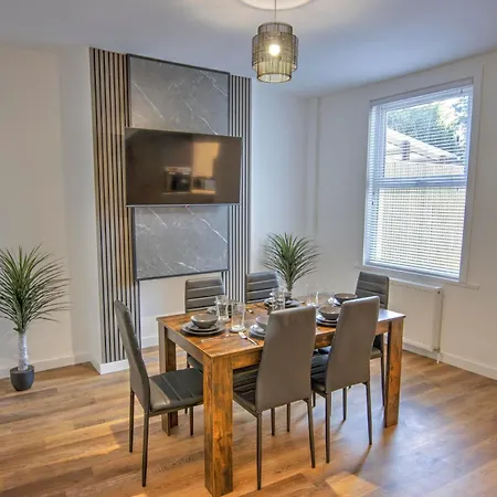 Modern Family & Contractor - Free Parking - Garden - Sleeps 6 - Fast Wifi - *