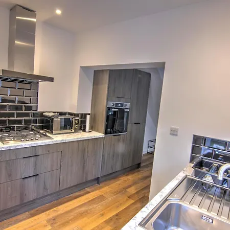 Nyaraló Modern Family & Contractor - Free Parking - Garden - Sleeps 6 - Fast Wifi -