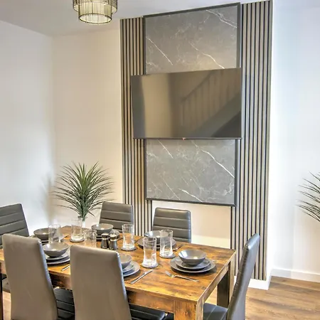 Modern Family & Contractor - Free Parking - Garden - Sleeps 6 - Fast Wifi -