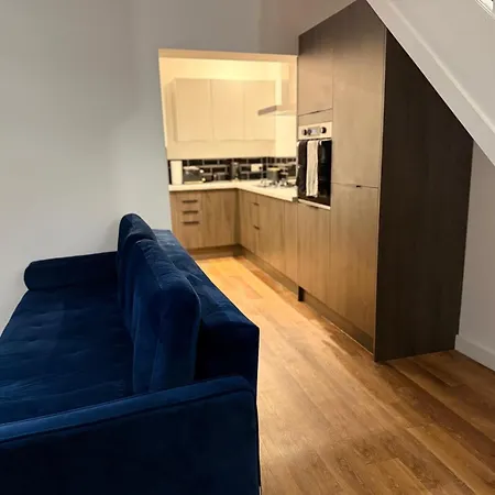 Modern Family & Contractor - Free Parking - Garden - Sleeps 6 - Fast Wifi - *