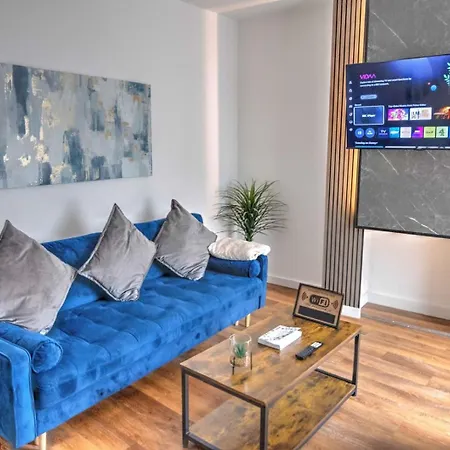 Modern Family & Contractor - Free Parking - Garden - Sleeps 6 - Fast Wifi -