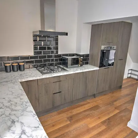 Nyaraló Modern Family & Contractor - Free Parking - Garden - Sleeps 6 - Fast Wifi - *