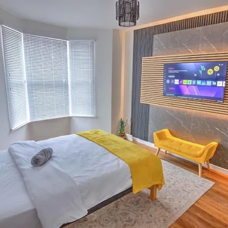 Modern Family & Contractor - Free Parking - Garden - Sleeps 6 - Fast Wifi - *