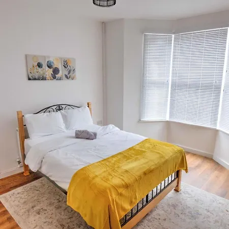 Modern Family & Contractor - Free Parking - Garden - Sleeps 6 - Fast Wifi -