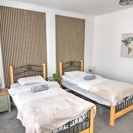 Nyaraló Modern Family & Contractor - Free Parking - Garden - Sleeps 6 - Fast Wifi -