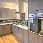 Spacious 3- Berdroom House With Free Parking And Garden *