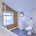 Spacious 3- Berdroom House With Free Parking And Garden Дом отдыха *